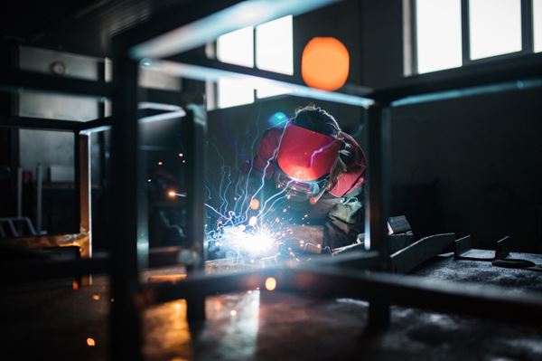 bilde av dame som sveiser