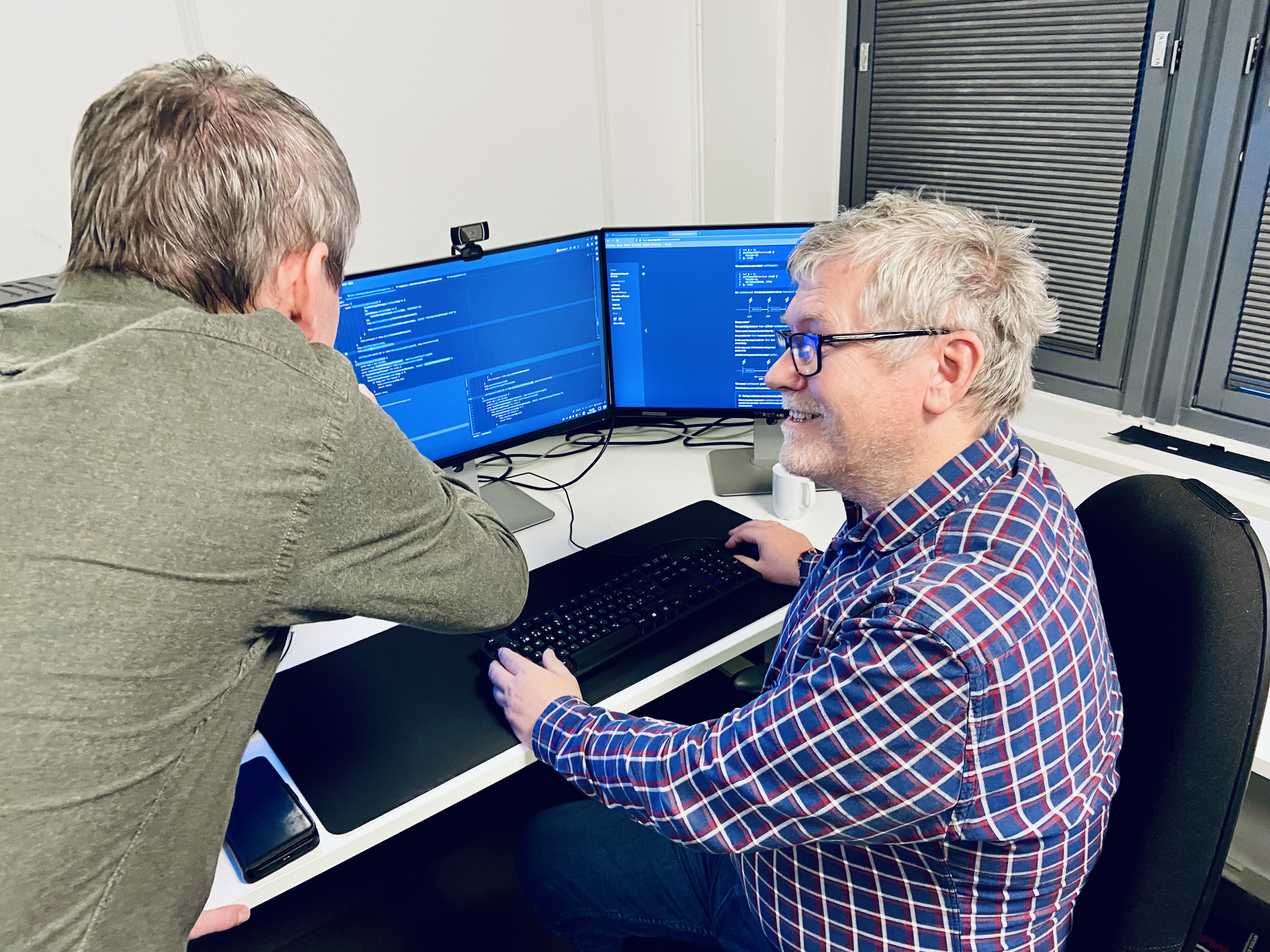 Øyvind og Tom Arne Samarbeider ved pc